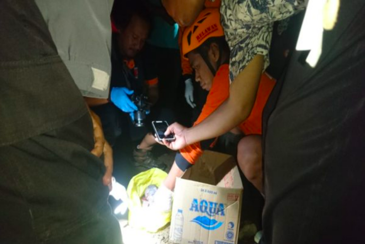 Ilustrasi tim SAR dan petugas polisi mengevakuasi jazad bayi misterius. (Foto: internet)
