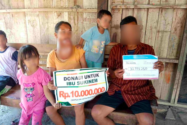 SIMBOLIS: Penderita Kanker asal Boyolali Kinem memegang kertas dana bantuan sebagai dokumentasi. (Foto: internet)