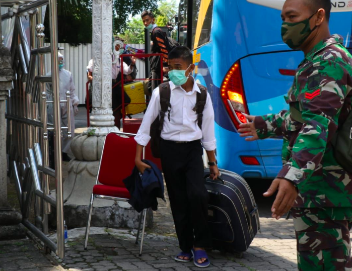 Petugas kesehatan di tempat karantina Graha Wisata Niaga memeriksa para santri Ponpes Modern Darussalam Gontor Ponorogo yang pulang ke Solo. (Foto: internet)