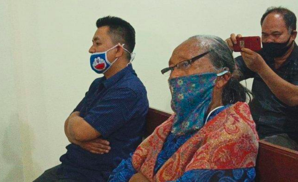 Mariamsyah Boru Siahaan, 74, mengenakan busana biru saat di pengadilan setempat. (Foto: internet)
