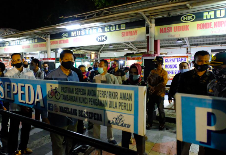 MONITOR: Walikota Magelang SIgit Widyonindoto saat melakukan pengecekan kebiasaan baru di sentra kuliner Tuin Van Java. (Foto: Istimewa)