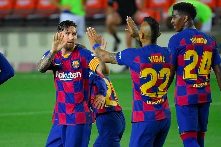 MEGA BINTANG: Lionel Messi merayakan gol ke gawang Osasuna pada laga Liga Spanyol. Jumat dini hari WIB (17/7). (Sumber: internet)
