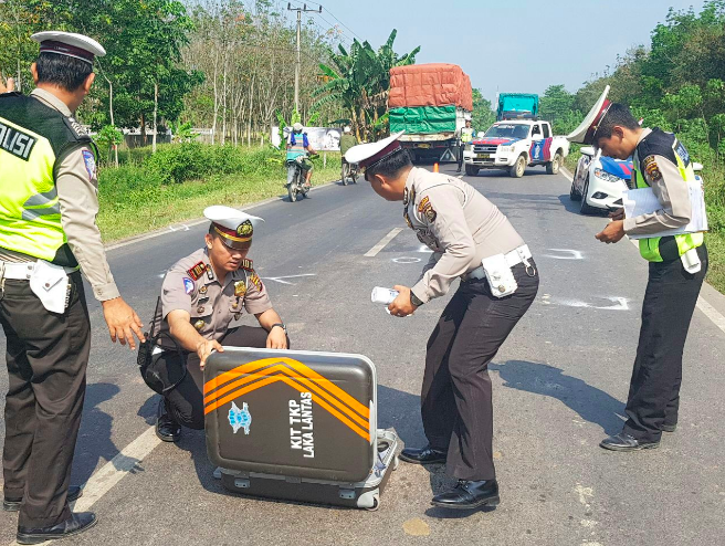 MACET: Ilusutrasi polisi saat melakukan olah TKP kecelakaan. (Sumber: internet)