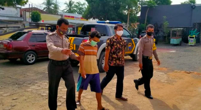 DURHAKA: Pelaku KA, saat digelandang polisi ke Mapolsek BUkateja, Purbalingga. (Foto: istimewa)