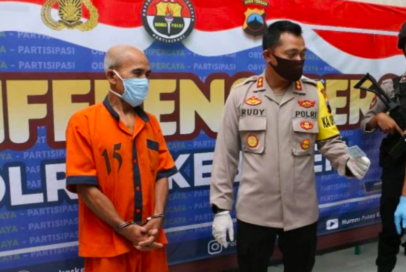BEJAT: Pelaku EN saat jumpa pers di Mapolres Kebumen, Sabtu (25/7). (Foto: istimewa)