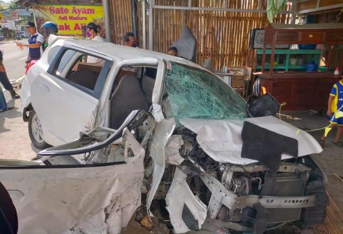 RINGSEK: Kondisi Mobil Datsun Datsun AB1458LD usai terlibat kecelakaan karambol, Minggu (26/7). (Foto: humas polsek gamping)