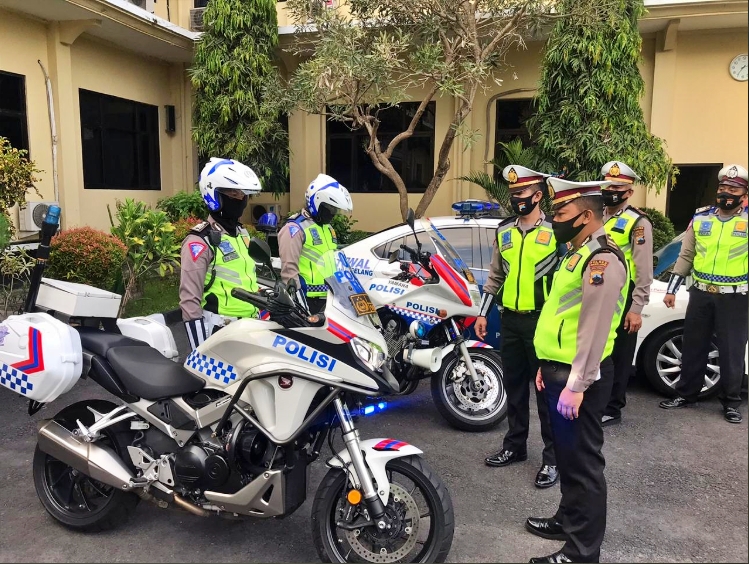 KBO Satlantas Polres Magelang Iptu Aris Mulyono S.H memimpin pelaksanaan pengecekan ranmor persiapan Ops Patuh Candi 2020 bersama perwira Lantas (23/7/2020)-(Foto: Satlantas)Res_Magelang)