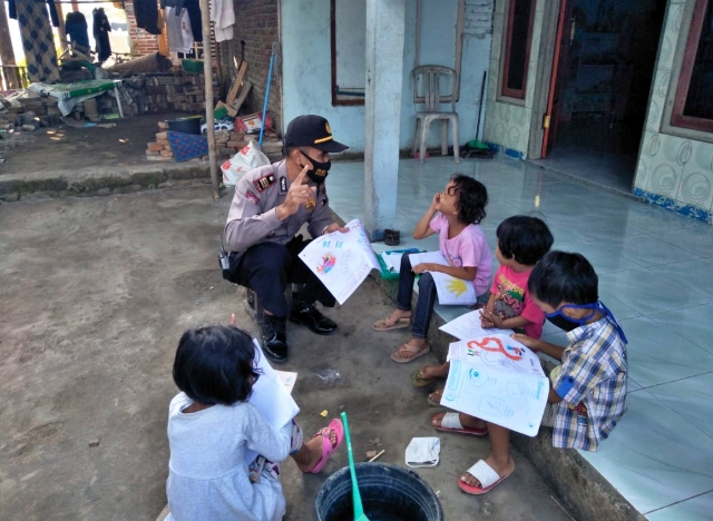 Kapolsek Mungkid saat terjun lapangan dampingi anak anak belajar Luring (28/7/2020)-(Foto: Istimewa)