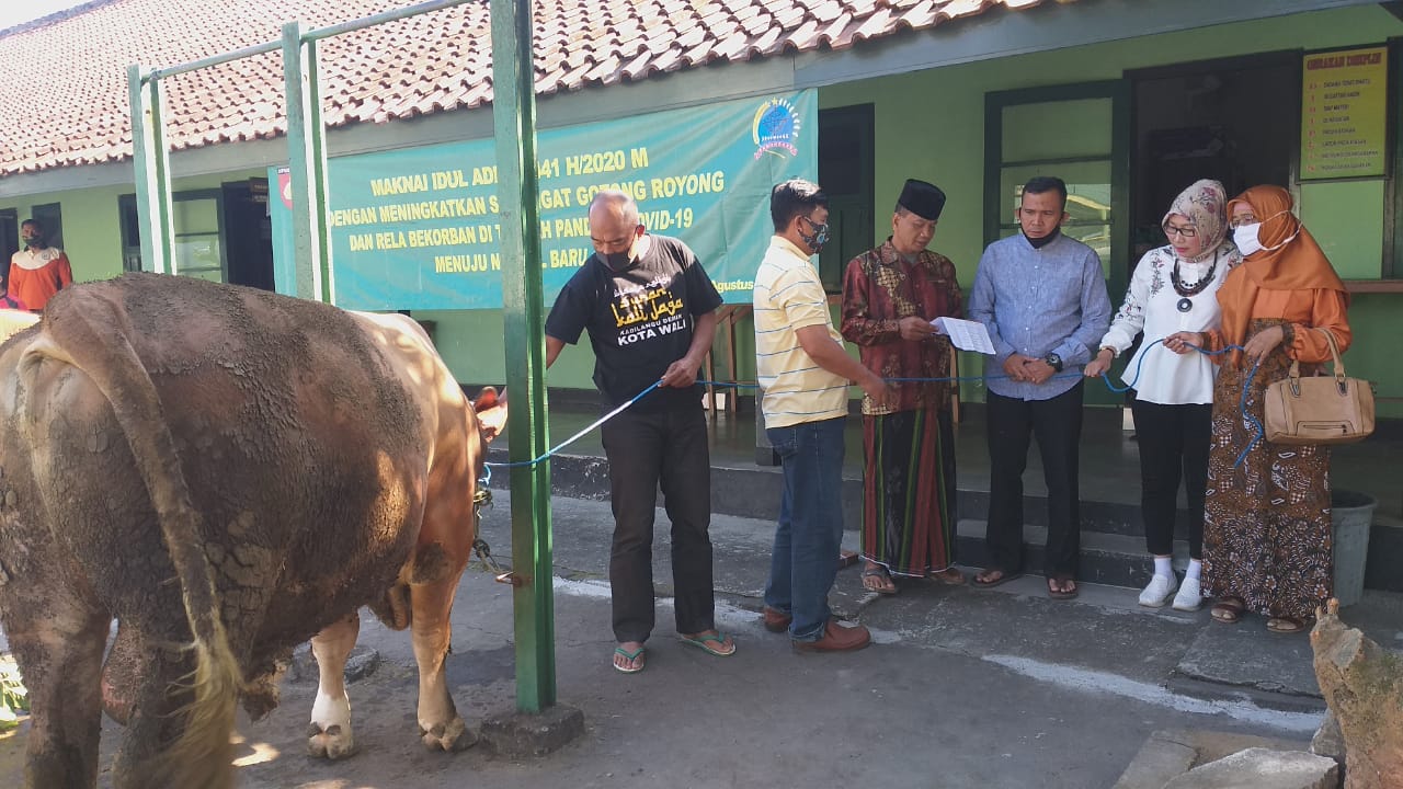 Kodim Magelang saat serahkan hewan qurban ke panitia untuk dibagikan ke warga (31/7/2020)-(Foto: Istimewa)