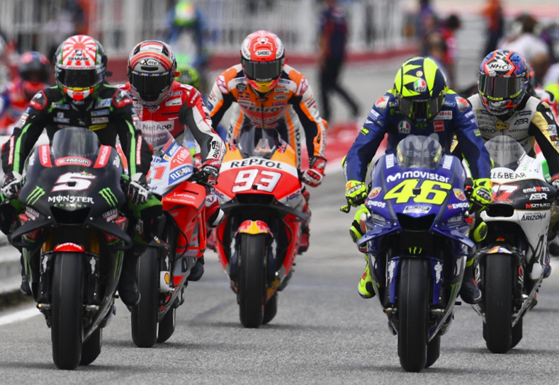 PEMANASAN: Para pebalap MotoGP saat pemanasan sebelum membalap di sirkuit. (Foto: internet)