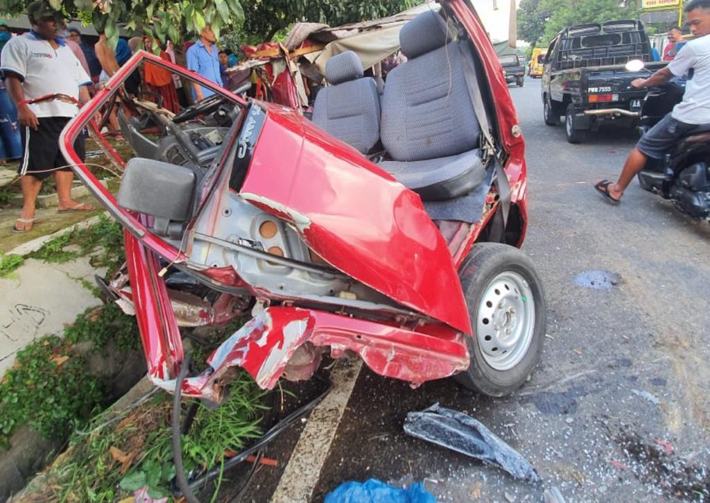 Mobil Kijang Funtura merah ringsek setelah menabrak truk tronton (8/7/2020)-(Foto: Istimewa)