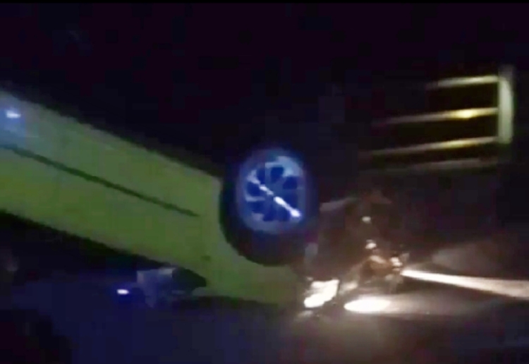 Mobil terbalik setelah mengalami kecelakaan tunggal tabrak pembatas jalan (14/7/2020)-(Foto: SS Video)