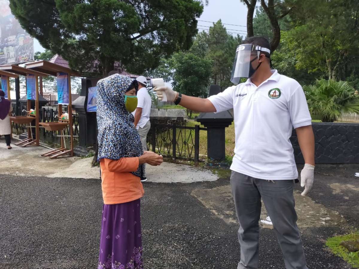 Orang saat dicek suhu menggunaka thermo gun