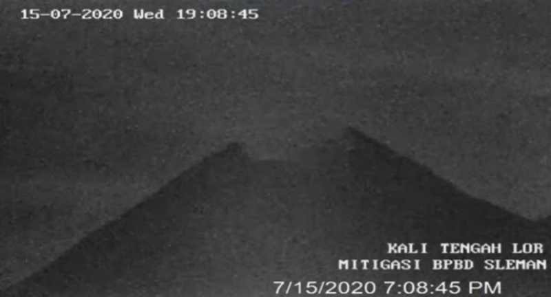 Pantauan Puncak Merapi dari CCTV live Rabu Malam (15/7/2020)-(Foto: SS Video)