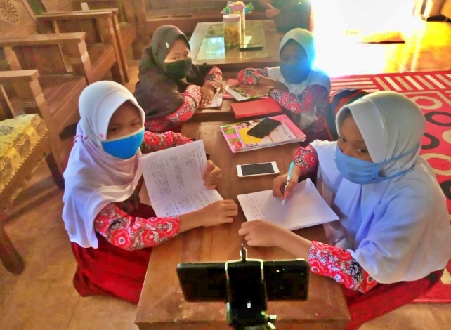 Para siswa di Dusun Karangkopek Ngluwar belajar daring menonton video dengan akses internet lancar (30/7/2020)-(Foto: bsn)