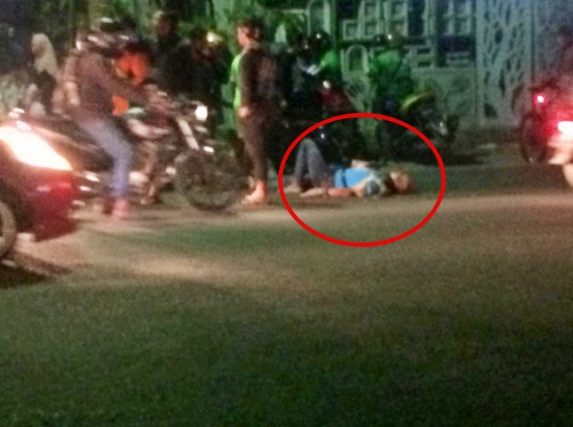 Seorang Pejalan kaki ini tergeletak setelah ditabrak kendaraan di Jumoyo (11/7/2020)-(Foto: ahg)