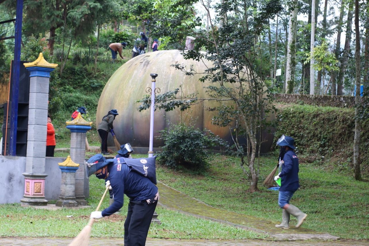 Pelaku Wisata dan Masyarakat laksanakan padat karya di Telaga Menjer Wonosobo (21/7/2020)-(Foto: wn)