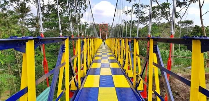 Penampilan Jembatan Jokowi penuh warna warni