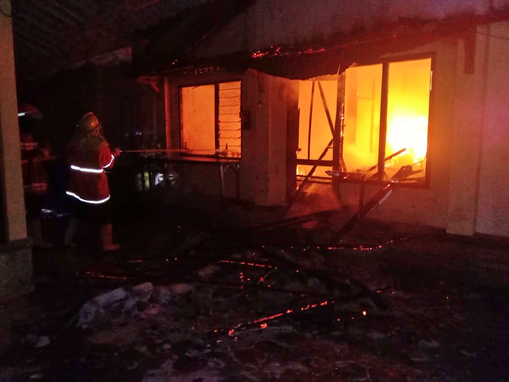 Petugas Damkar saat berupaya memadamkan api di sebuah rumah di Kramat Selatan (17/7/2020)-(Foto: Damkar Kota Magelang)