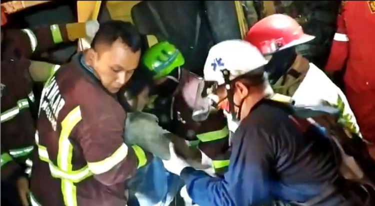 Petugas Damkar saat evakuasi pengemudi truk yang terjepit karena kecelakaan di Pakis (22/7/2020)-(Foto: SS Video)