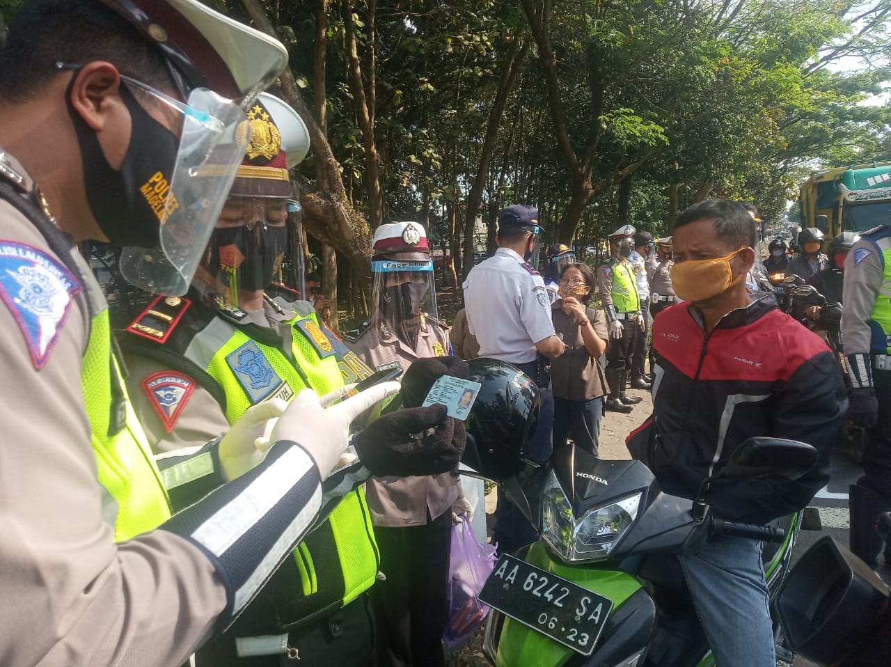 Petugas Satlantas Polres Magelang saat mencacat teguran di aplikasi e teguran gemas gemilang (27/7/2020)-(Foto: bsn)