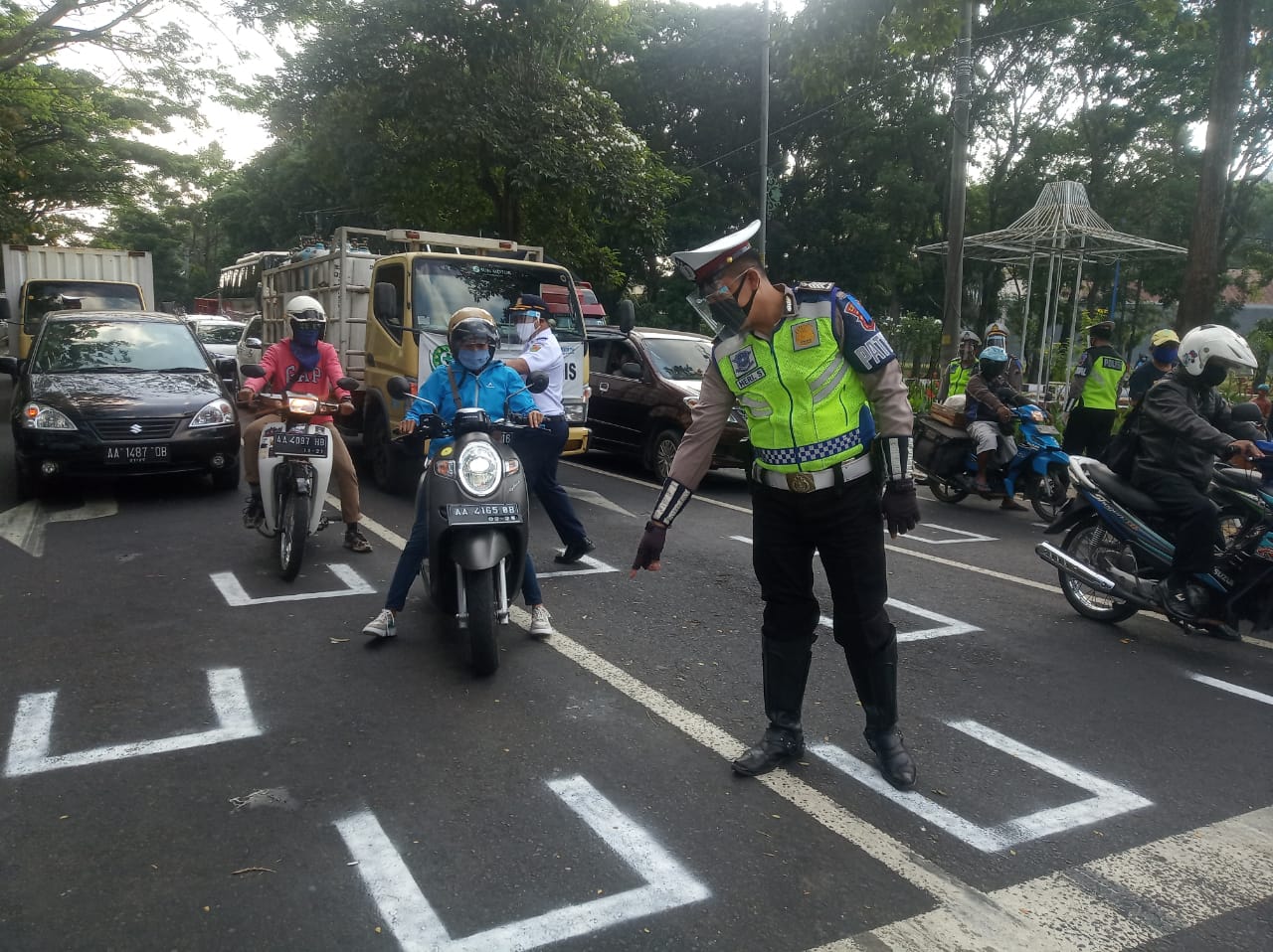 Petugas Satlantas Polres Magelang saat mengarahkan pengendara sepeda motor ke marka jalan khusus (27/7/2020)-(Foto: bsn)