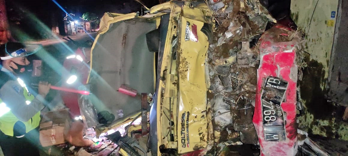 Petugas Satlantas Polres Magelang saat mengecek truk box yang kecelakaan di Pakis (22/7/2020)-(Foto: Istimewa)