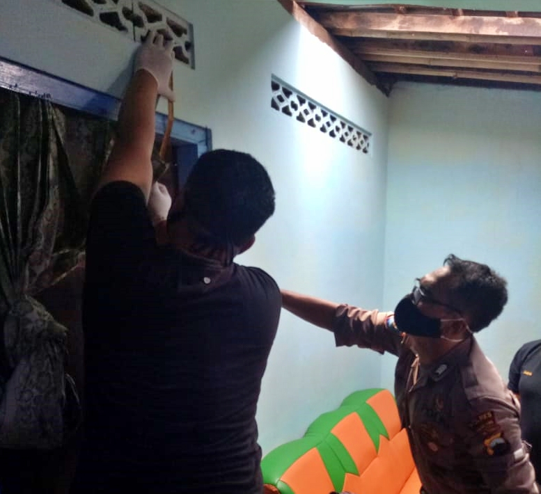 Petugas kepolisian saat lakukan olah tkp di rumah nenek yang meninggal dunia gantung diri di Mertoyudan (3/7/2020)-(Foto: Istimewa)