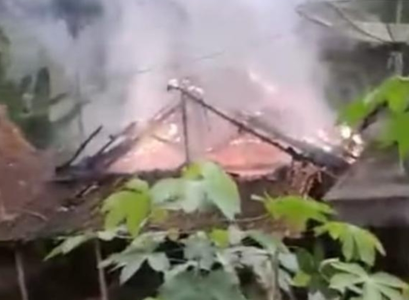 Rumah nenek Lusmi di Borobudur terbakar beserta isinya (13/7/2020)-(Foto: ss Video)