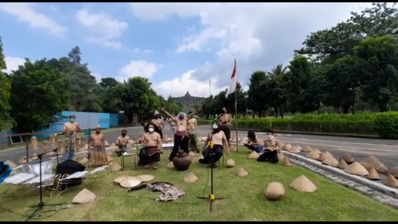 Seniman dan Budayawan Gelar Performance Art di Candi Borobudur