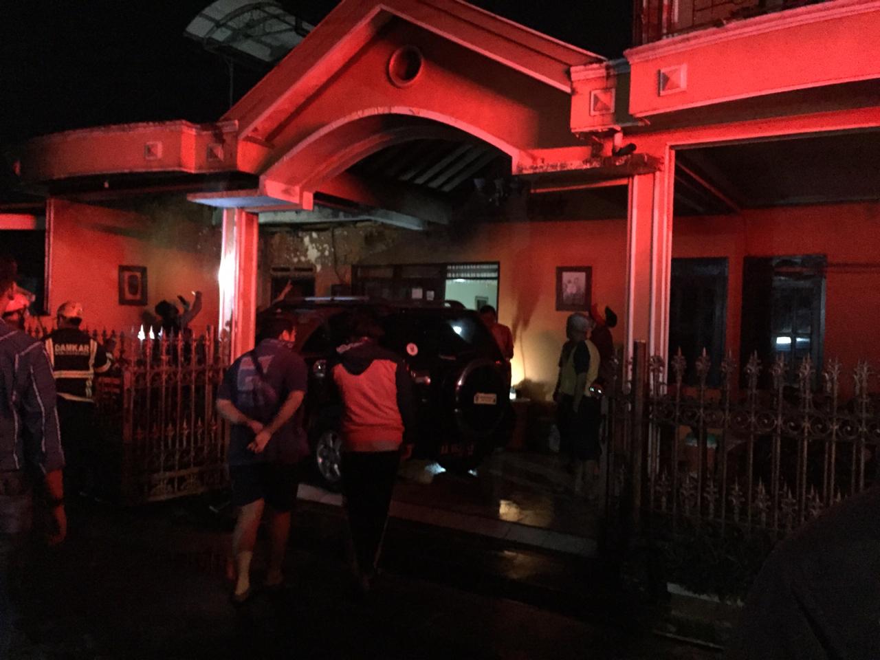 Sebuah mobil terbakar di teras sebuah rumah di Mertoyudan (4/7/2020)-(FotoL Lubis)