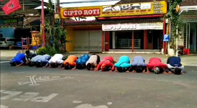 Sembilan warga Sidomoyo sujud syukur hasil swab negatif (5/7/2020)-(Foto: Istimewa)