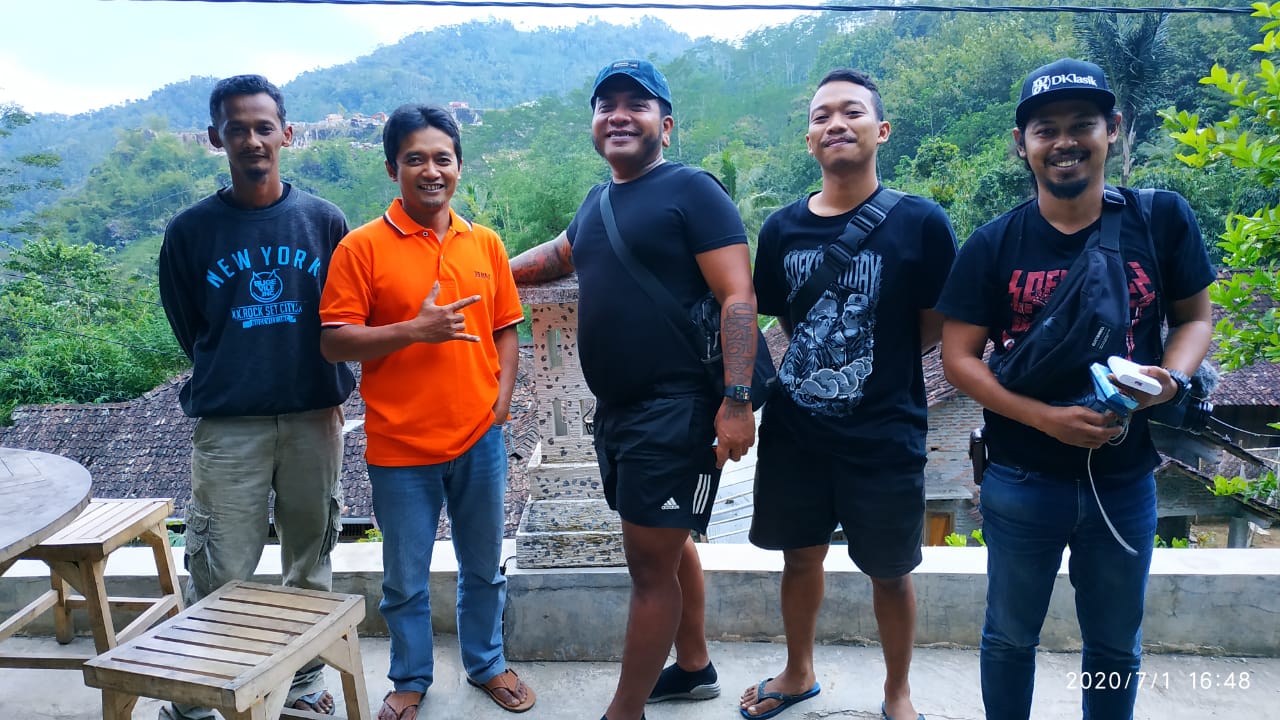 Sesi foto bersama erix sokemanti bersama soim pengelola wisata museum alam marmer di Ngargoretno Salaman (1/7/2020)-(Foto: istimewa)