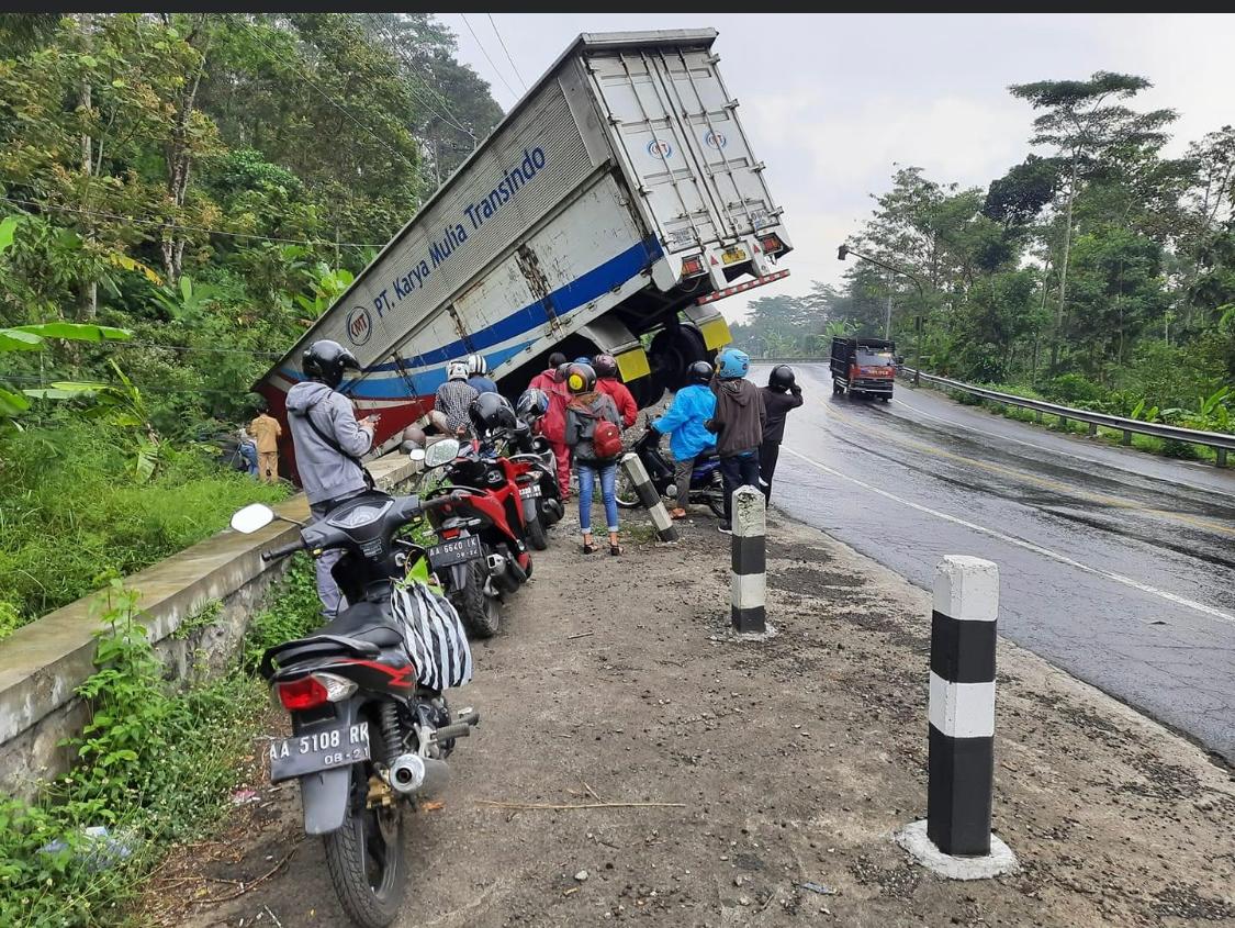 Truk Tlailer terpersok mengalami kecelakaan (6/7/2020)-(Foto: Dion/Seputra Pringsurat FB)