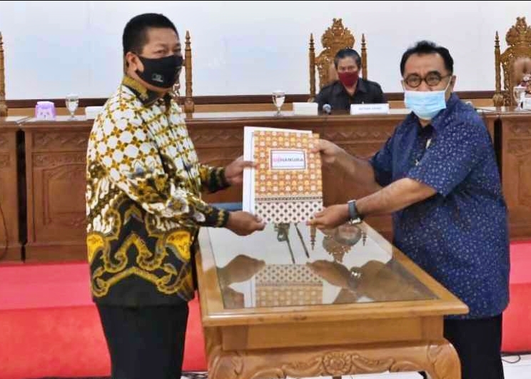 Walikota serahkan secara simbolis bantuan keuangan kepada perwakilan parpol di Kota Magelang (1/7/2020)-(Foto-Istimewa)