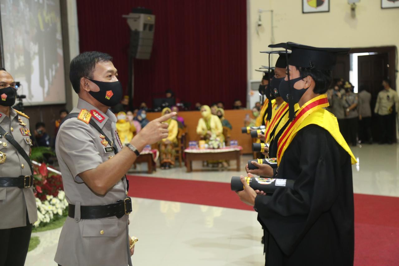 Kapolri menghadiri wisuda 293 Taruna Akademi Kepolisian Semarang pada hari Jumat (03/07/2020)