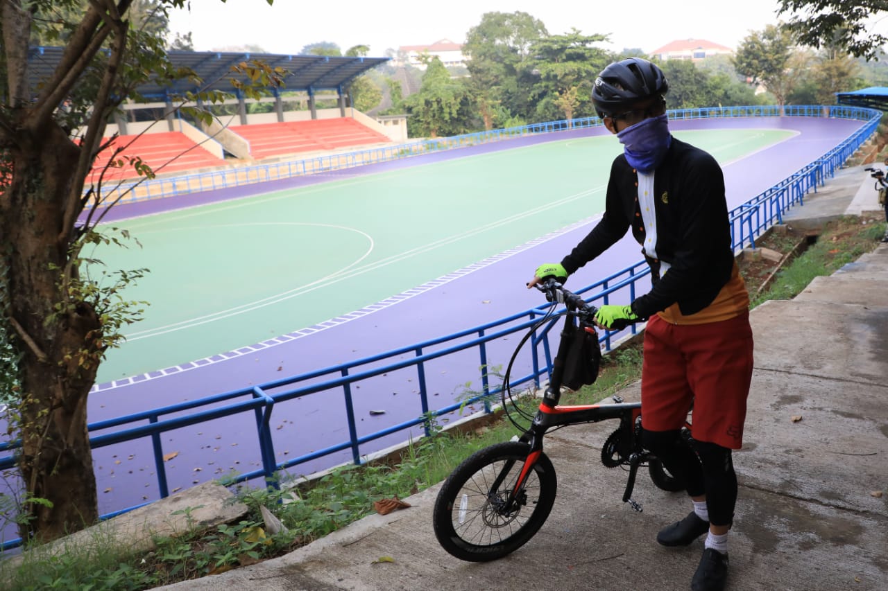 Ganjar Pranowo melihat progres renovasi Gelanggang Olahraga (GOR) Jatidiri Semarang (6/7/2020)