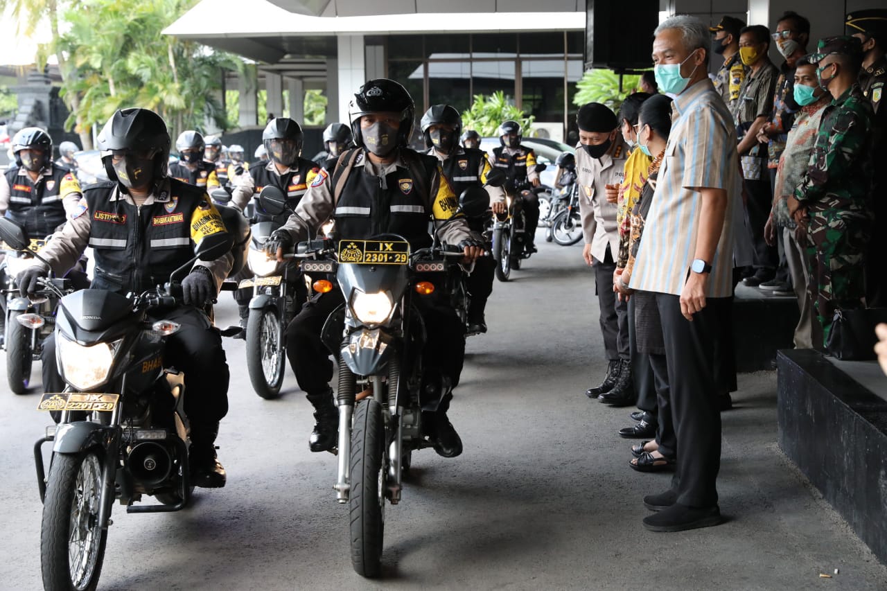 Ganjar Pranowo hadiri acara serah terima paket Dukungan Bahan Pokok Kepada Pekerja Parekraf Terdampak Covid-19 di Provinsi Jawa Tengah, Selasa (7/7).