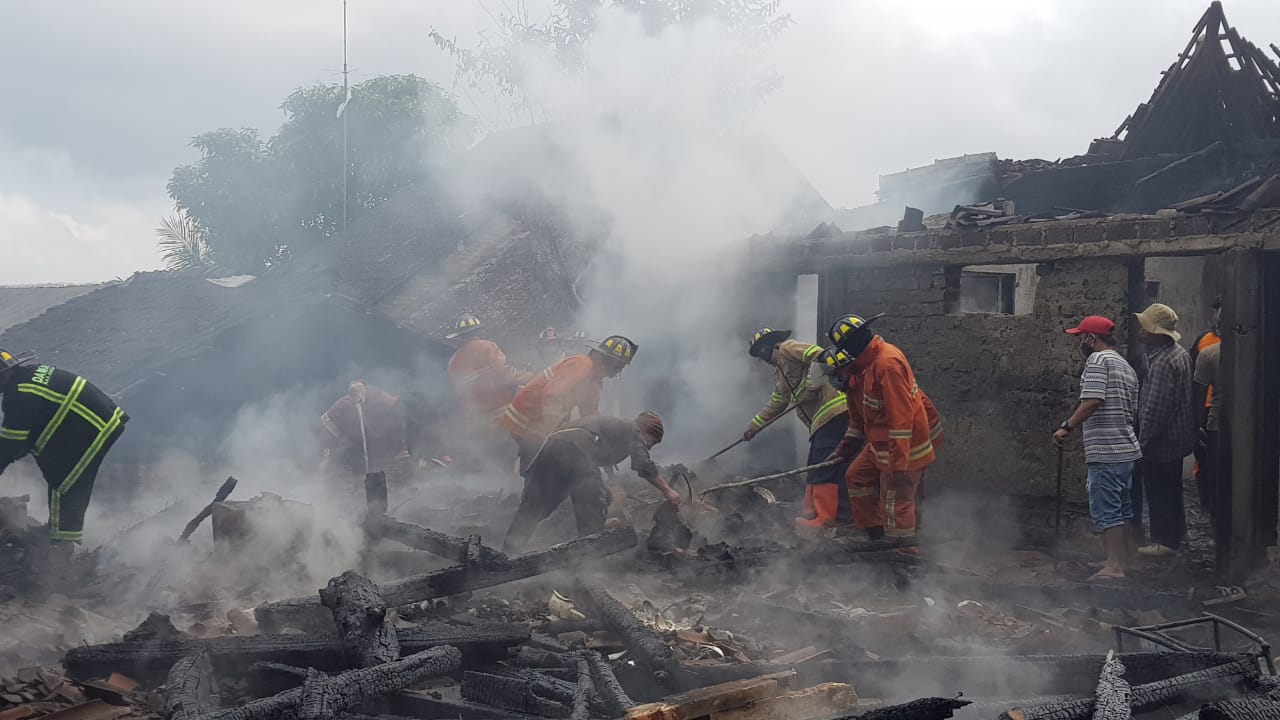 Proses pemadaman rumah kebakaran di Grabag