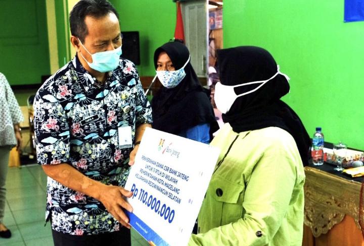 Penyerahan secara simbolis bantuan sosial rehab rumah tak layak huni di Kota Magelang