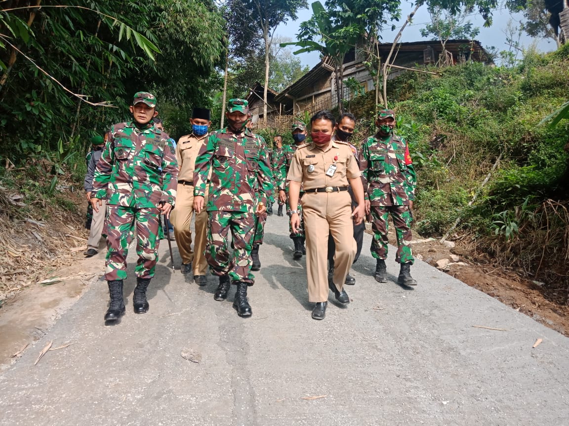 Danrem 072/ Pamungkas meninjau lokasi TMMD di Dusun Puntingan, Desa Madyogondo, Kecamatan Ngablak, Kabupaten Magelang, pada Selasa (14/7/2020).