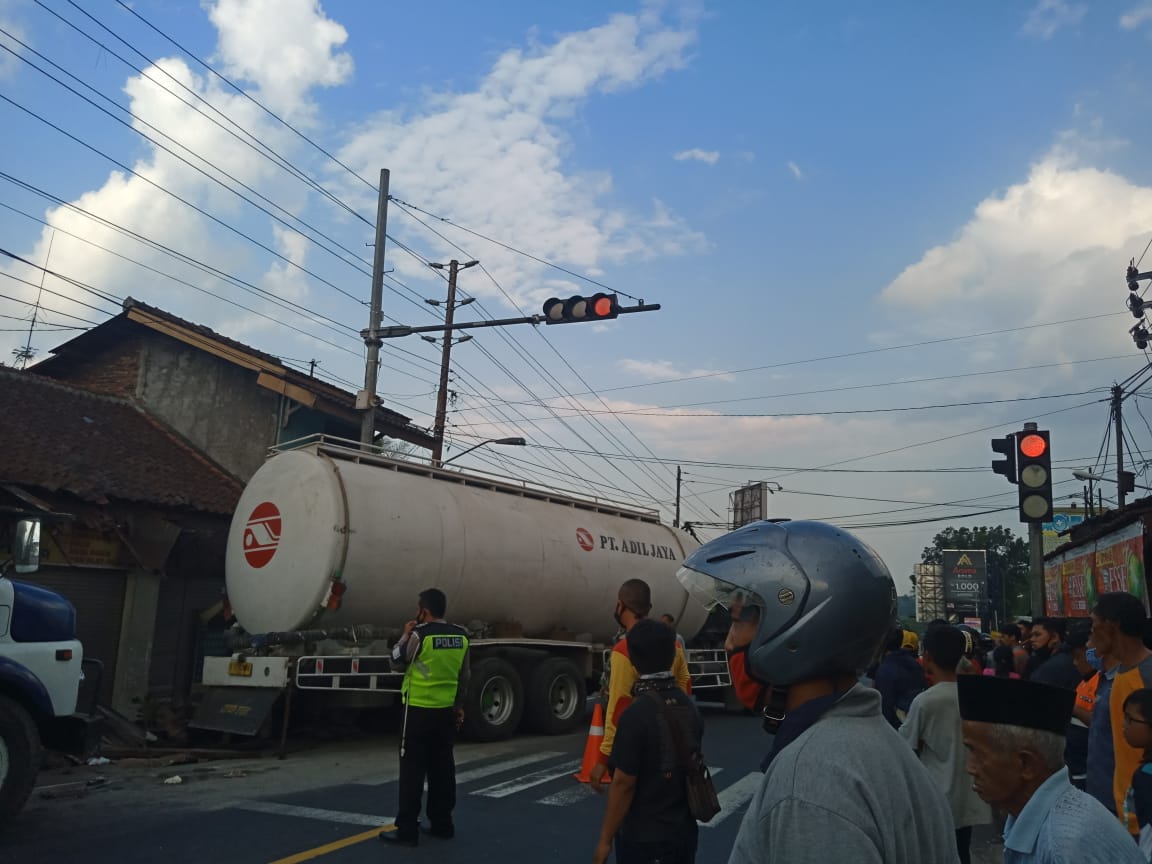 Detik Detik Menegangkan Truk Tabrak Lima Kendaraan di Magelang