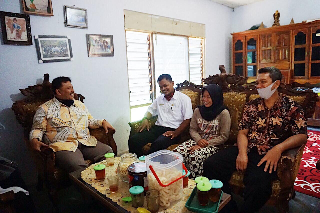 Usai Viral Mahasiswinya Belajar di Pinggir Jalan, Ini Reaksi Unnima Magelang
