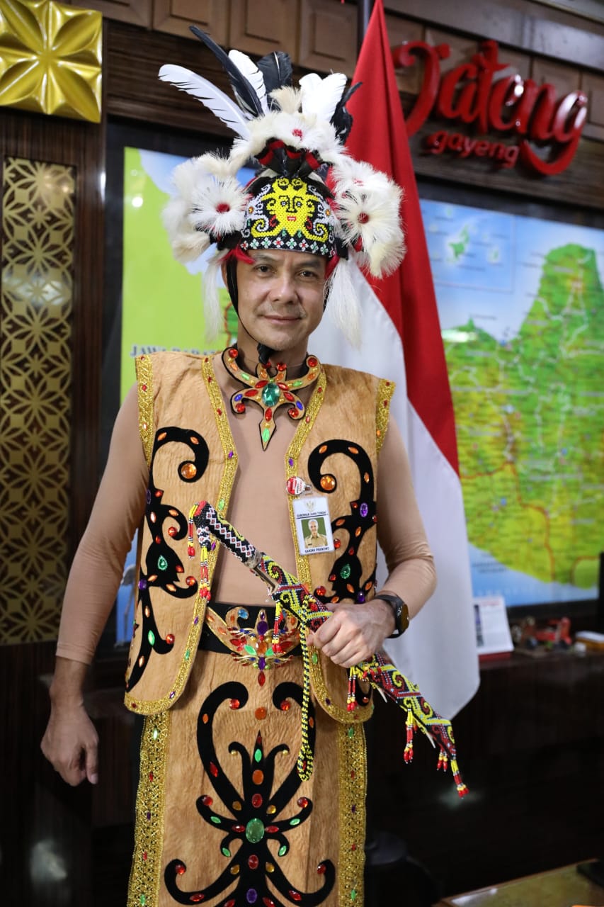 Ganjar Ngantor Pakai Baju Adat Suku Dayak Kenyah, Ini Alasannya