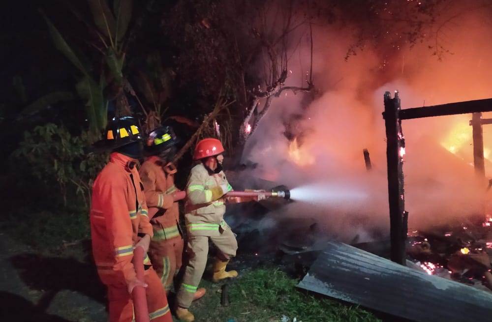 Proses evakuasi warung yang kebakaran di Mertoyudan Magelang