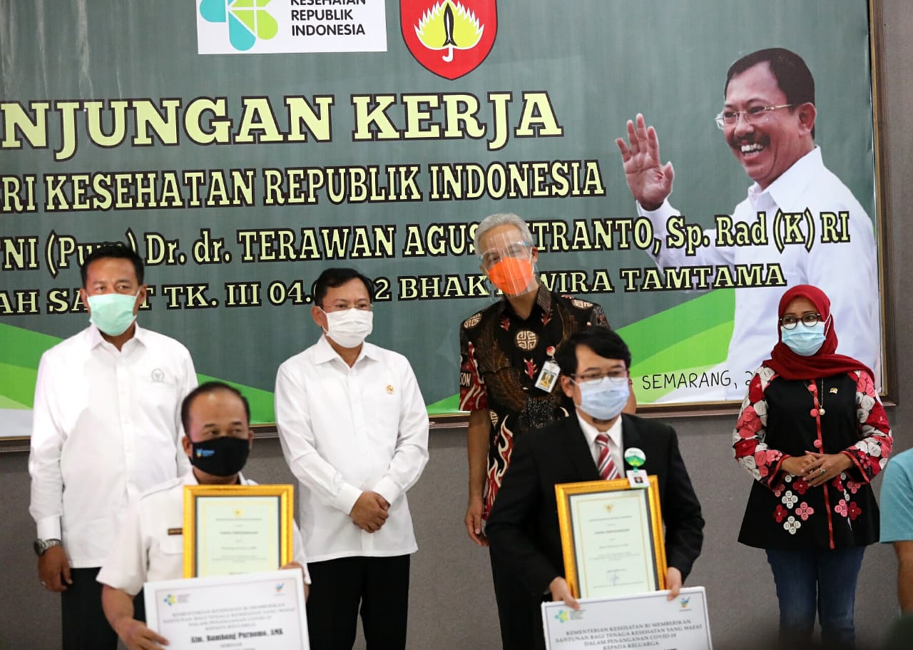Menteri Kesehatan didampingi Gubernur Jateng memberikan insentif kepada para tenaga medis di wilayah Jateng