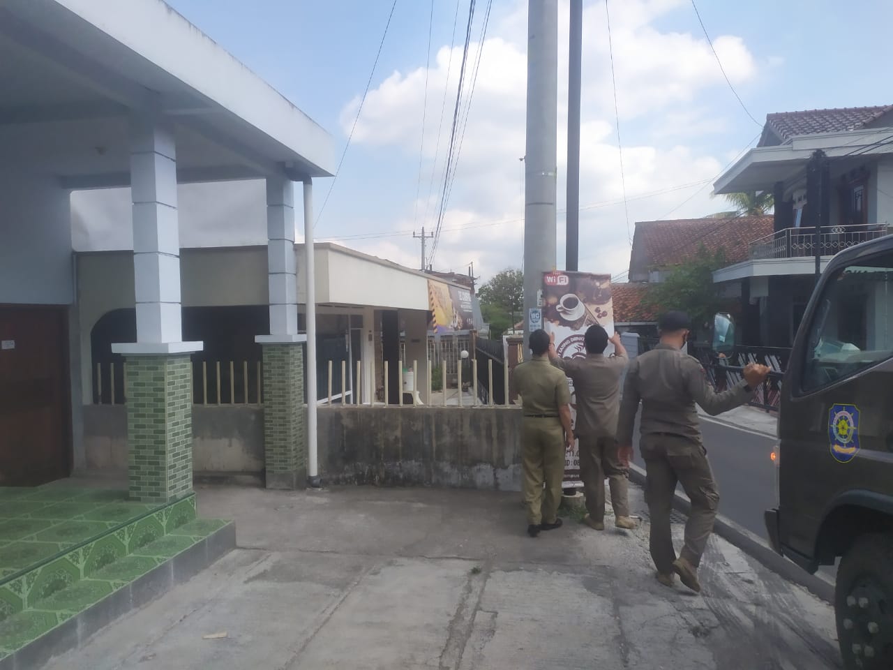 Sat-Pol PP Kota Magelang menertibkan pemasangan banner yang tidak sesuai aturan, pada hari ini (28/7/2020).