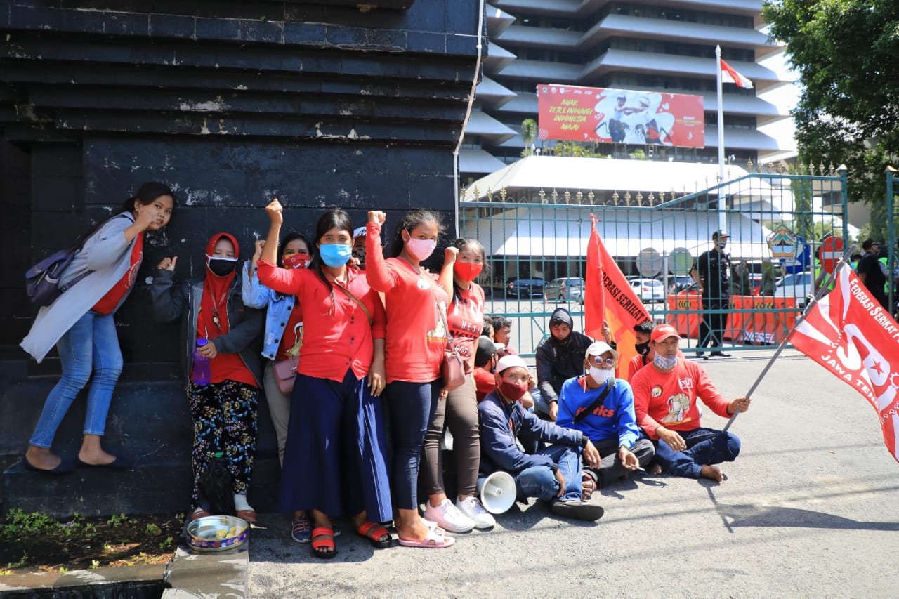 BERDEMPETAN: Peserta pengunjuk rasa buruh pabrik di depan kantor Gubernur Jateng di Semarang, Selasa (28/7). (Foto: humas pemprov jateng)