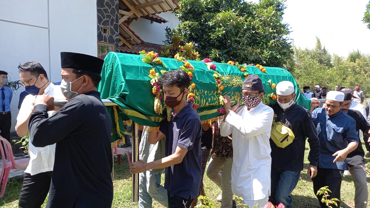 Sastrawan Ajip Rosidi Dimakamkan di Pabelan Magelang