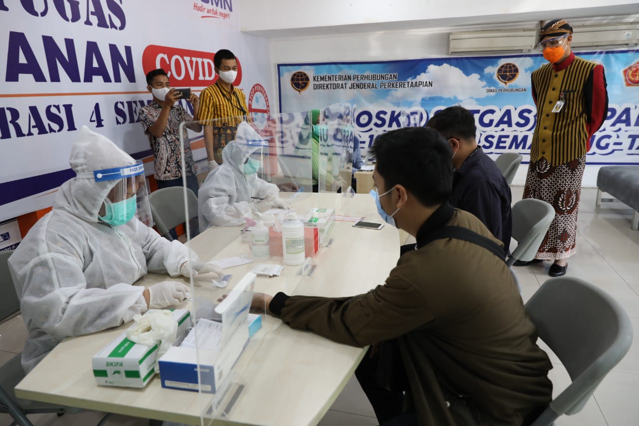 Ganjar Pranowo melihat calon penumpang kereta api yang melakukan rapid test di Stasiun Tawang, Semarang, Kamis (30/7/2020)
